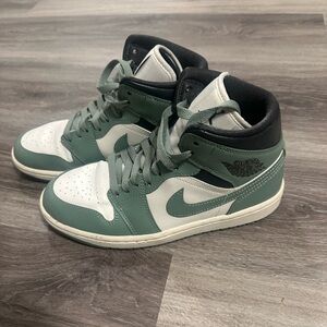 Nike Jordan 1 Mid